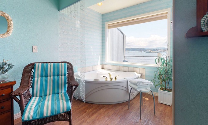 Historic Bayfront Apartamento | Estudio de lujo frente a la bahía con bañera de hidromasaje, chimenea de gas y balcón, ¡cerca de la playa!