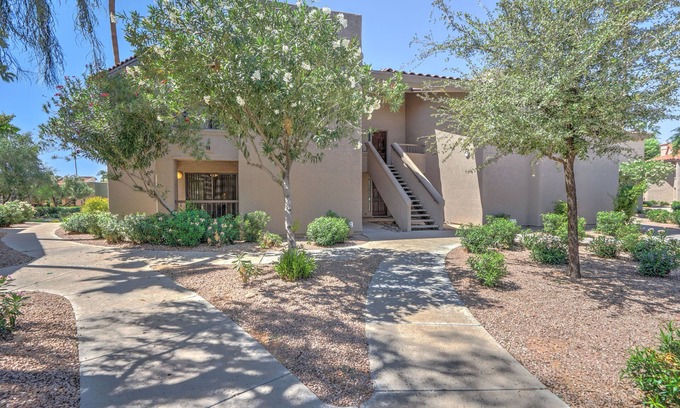 Village Three Condominio | NEW LISTING Beautiful Golf, Shopping, Fun in Sun Getaway in Central Scottsdale!