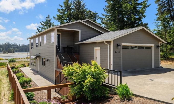 Florence Casa | New Listing! Beautiful 3 bed, 2 1/2 bath river view home with hot tub & game room
