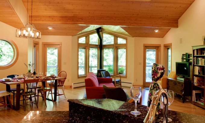 Dunes City Casa | *NEW LISTING* Beautiful Lake Front Home w/ Hot Tub. Close to Downtown Florence and Dunes