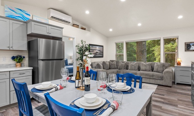 Florence Casa | New Listing! Beautiful new construction Sutton lake area home. Sister home also available next door