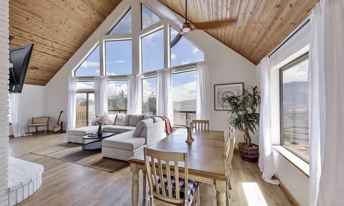 Stallion Springs Casa | New Listing! Beautiful Getaway in the Tehachapi with Hot Tub!