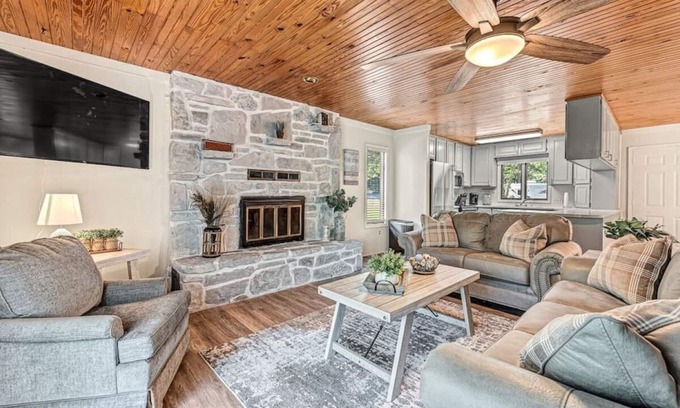 Beaver Shores Casa | NEW LISTING! Beaver Lake Hillside Hideaway by RedAwning