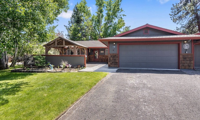 Southeast Bend Casa | New Listing! Bend Home ~ Dog Friendly ~ Fenced Yard ~ Hot Tub!