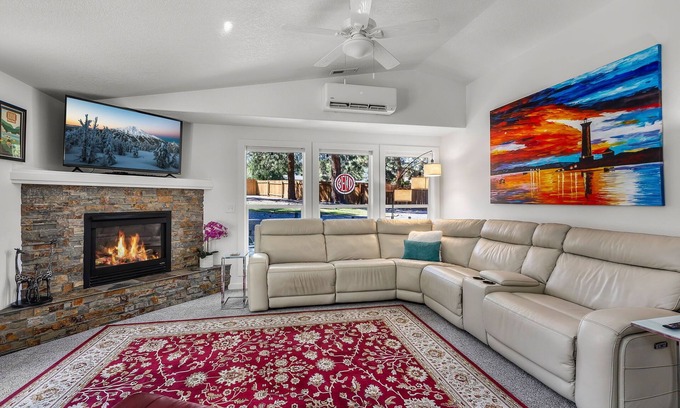 Southeast Bend Casa | New Listing! Bend Home ~ Hot Tub ~ Dog Friendly