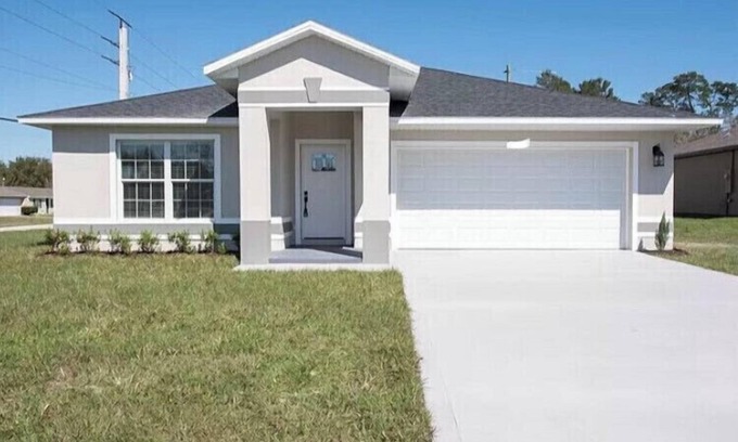 Deltona Lakes Casa | **New Listing!** Between Beach & Theme Parks!