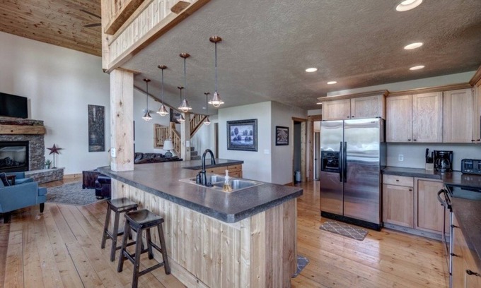 Lead Chalet De Esquí | NEW LISTING! Blackmoon 3 BR Chalet at Terry Peak with Outdoor Hot Tub - Sleeps 16 by RedAwning