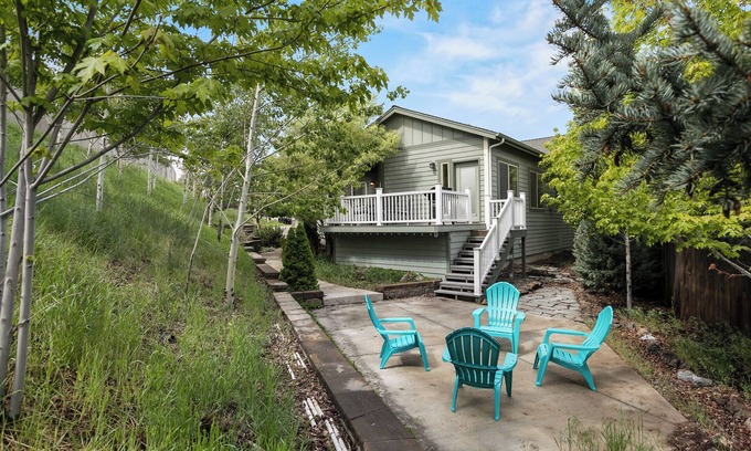 Southern Crossing Casa | New Listing! Blocks from Old Mill District| Fireplace | Desk | Patio | Garage