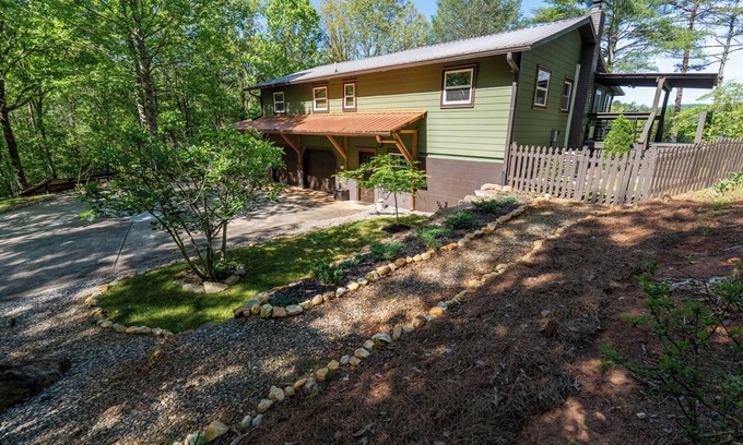 Dahlonega Casa | New Listing!! Boho Mountain Getaway - River Views/ Hot Tub