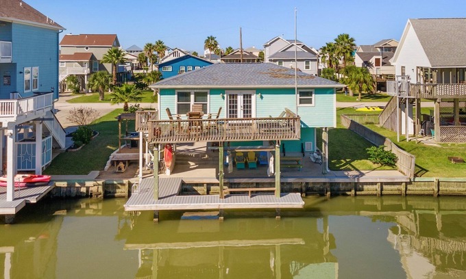Isla Del Sol Casa | New Listing! Canal Home Cozy and Clean