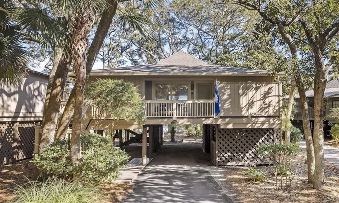 West Beach Cabaña | New Listing Charming cottage on lagoon with distant beach view-near Cougar Point