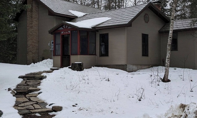 Little Lake Cabaña | New Listing, Charming 2-bedroom cottage in Seney, White Birch Cottage