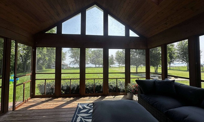 Van Dyne Casa | New listing. Charming 3-bedroom lake house in Van Dyne. 10 miles from EAA.