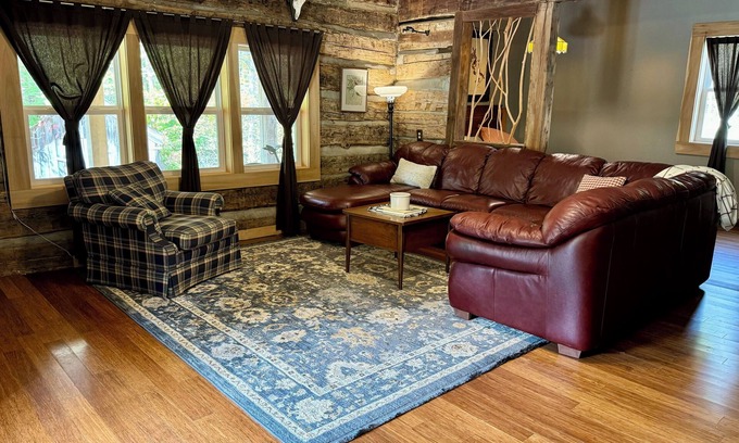 Helmsburg Cabina | New Listing: Charming cabin, great location.