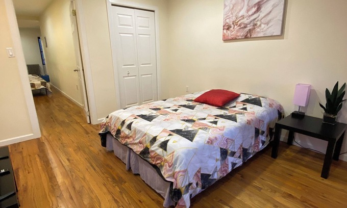 Midtown West Apartamento | NEW LISTING Cozy 1-bedroom apartment in welcoming New York with WiFi, AC,heating