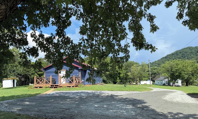 Lenoir Cabina | New listing Cozy 2-bedroom/2-bath cabin in serene Happy Valley near Blowing Rock