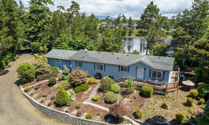 Florence Casa | New Listing! Cozy Heceta Beach Area Lakefront Cottage, Hot Tub, Gas Grill, Game Room. Near Beach