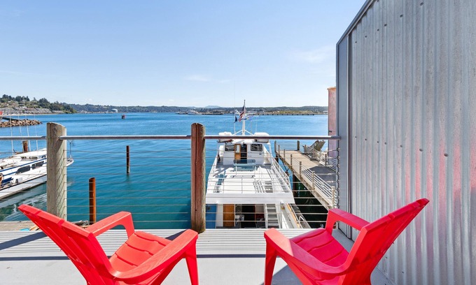 Historic Bayfront Apartamento | Estudio de lujo en un albergue frente a la bahía con bañera de hidromasaje y chimenea de gas, ¡cerca de la playa!