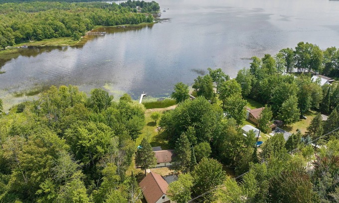 Levering Casa | New Listing!-Douglas Lakefront Home-Hot Tub-GameRoom-FirePit-Dog-friendly!