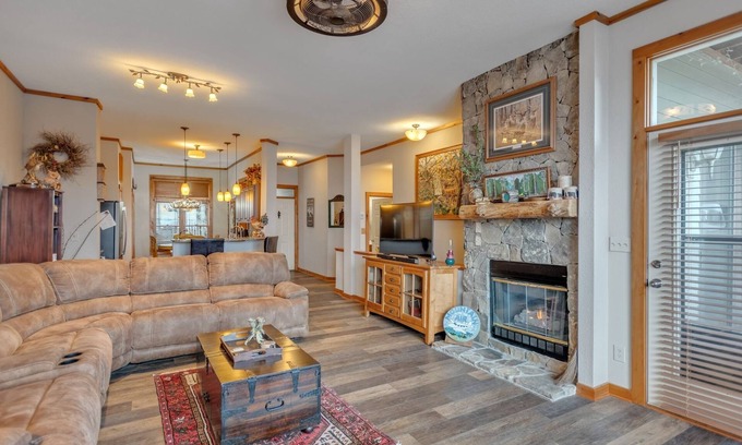 Mountain Air Condominio | NEW LISTING! Great Views~Comfortable Condo in Mountain Air by RedAwning