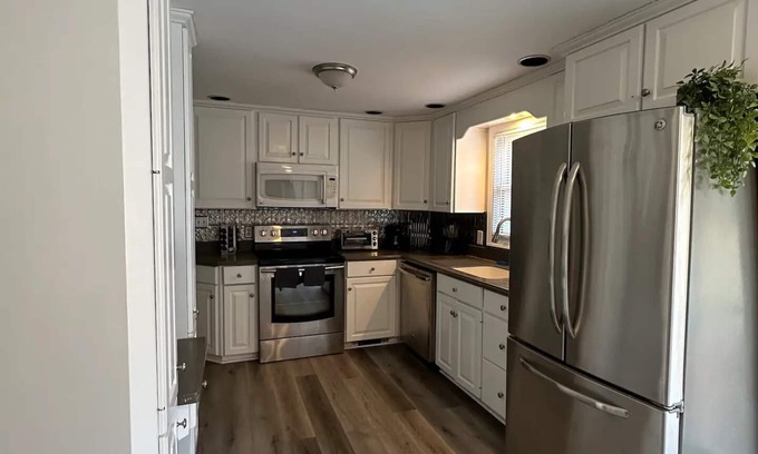 Cheshire Casa | NEW LISTING! Home in Cheshire (3-Bedroom) by RedAwning