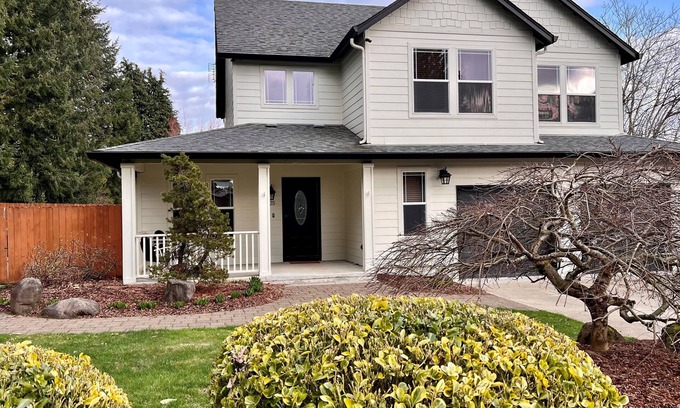 Washougal Casa | New listing: Home is bright & cheery!