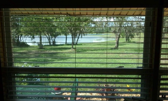 Dundee Apartamento | ¡Nuevo listado! Suite de un dormitorio frente al lago con entrada privada.