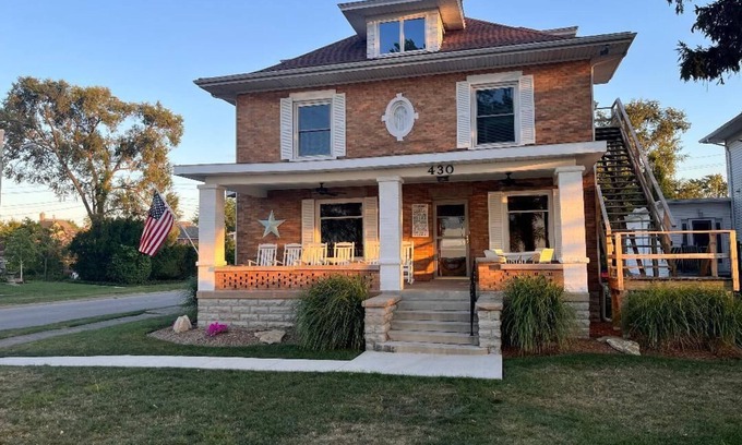 Port Clinton Casa | New Listing! Large, beautiful home on Lake Erie in Port Clinton Ohio.