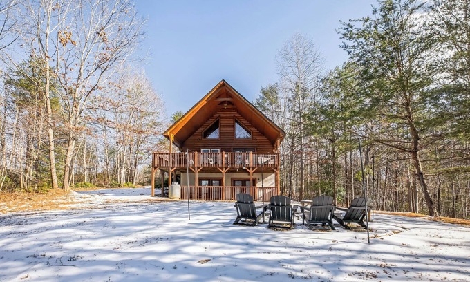 Sweetbriar Farms Cabina | *New Listing* Log Cabin in Lake Lure ~ Hot Tub ~ Fire pit
