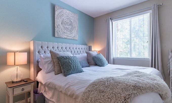Valencia Apartamento | NEW LISTING! Luxury Modern Suite, Kingbed, Fast Wifi by RedAwning
