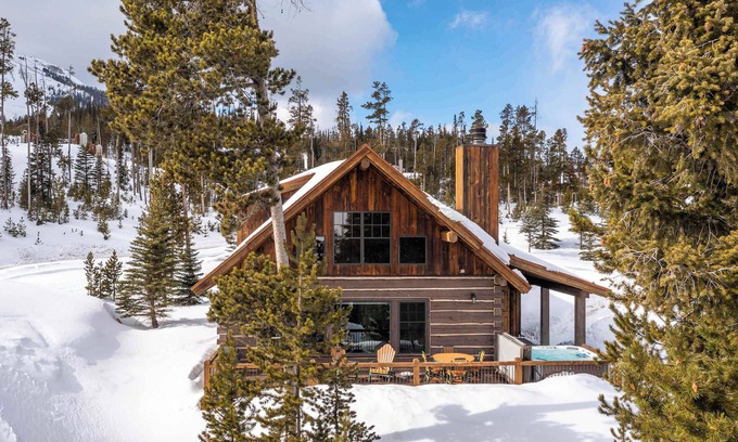 Powder Ridge Cabina | *New Listing* Luxury Cabin with Ski-In/Ski-Out w/ Spa