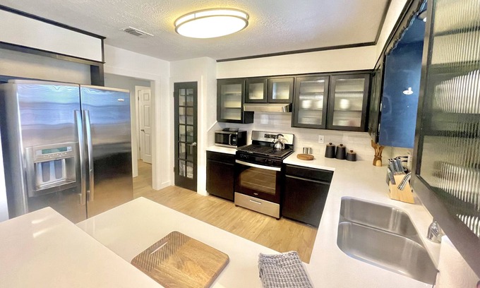 Southwood Valley Casa | NEW LISTING Mid-Century Modern, The Oliver Retreat, in Aggieland - Sleeps 10