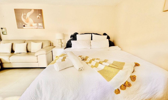 Burwood East Casa | New listing:Near deakin, tram station , kmart and coles Cozy brand new studio