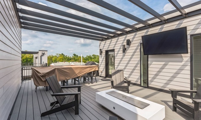 Iowa City Casa | NEW LISTING! New Modern Townhome with Rooftop Patio by RedAwning