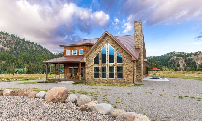 South Fork Casa | New Listing! Newly Constructed Mtn Cabin, EV Charger, Hot Tub, Garage