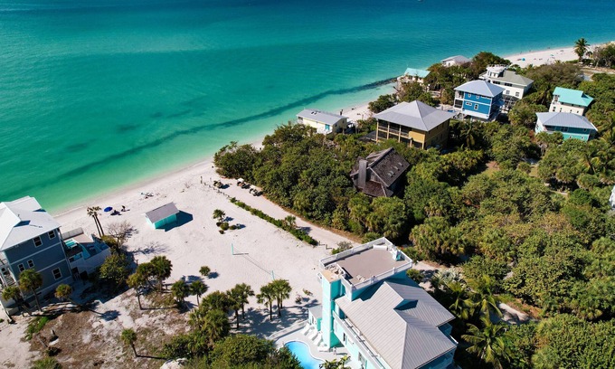 Jose's Hideaway Casa | NEW LISTING! OCEAN PARADISE! WOW! BEACHFRONT 4 bdrm, HEATED POOL, BAR, 2 CARTS