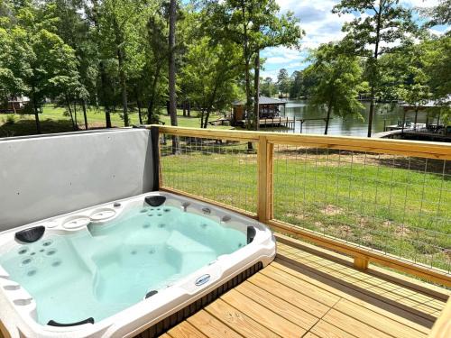 Milledgeville Casa | NEW Listing on Lake Sinclair with HOT TUB