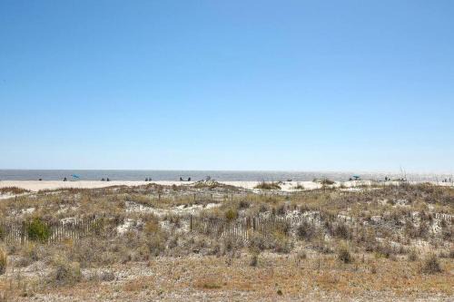 Isle of Palms Apartamento | New Listing! Port O' Call B103 - Oceanfront Oasis!