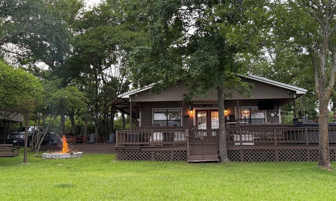 Robertson County Casa | NEW LISTING - Private Lake Retreat with 2 Homes, 5 Bedroom, Hot Tub, and more