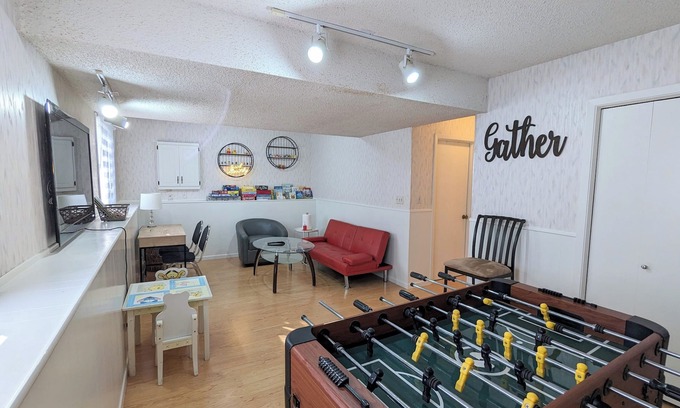 Northeast Minneapolis Casa | New Listing Promotion-Cozy&Spacious 4 BR/2BA house w/ Game Room in central Mpls