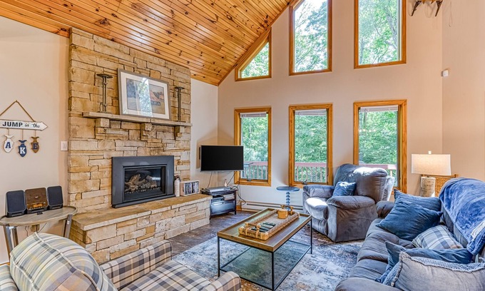 North Glade Hills Chalet De Esquí | ¡Tranquilo hogar comunitario con chimenea, jacuzzi, ping pong, futbolín y WiFi gratis!