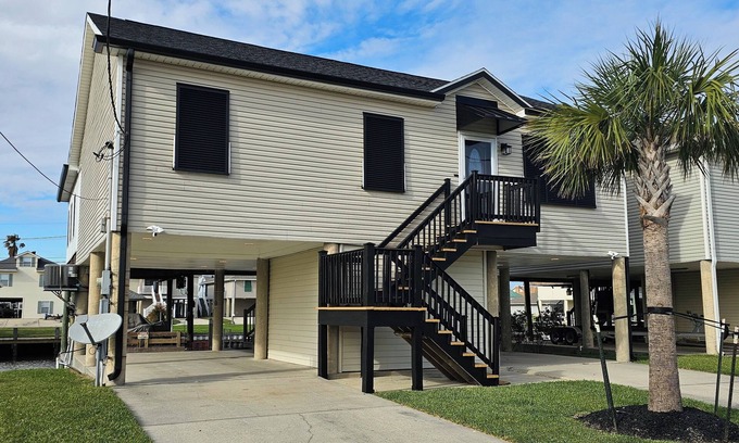 Barataria Casa | New listing!Raised waterfront property for some great fishing and entertaining