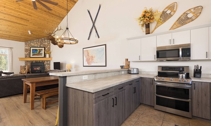 Big Sky Chalet De Esquí | New listing! Recently updated chalet in Big Sky. Hot tub & close to town center!