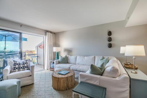 Oceanmarsh Subdivision Casa | NEW LISTING - Renovated Ocean Front Harbor Island Villa