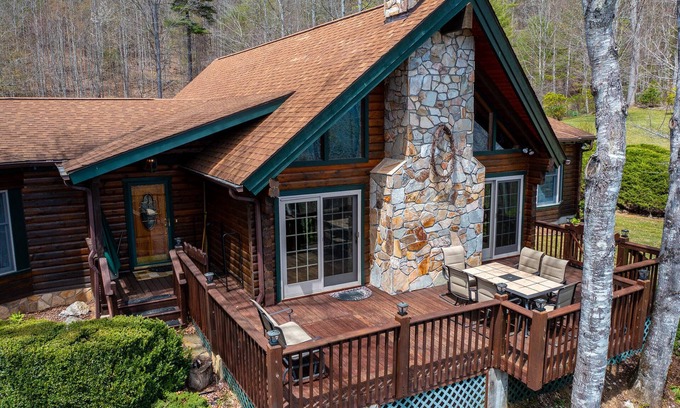 Newland Cabina | *NEW LISTING* River Front Cabin Near Linville Falls/Winery Sleeps 16