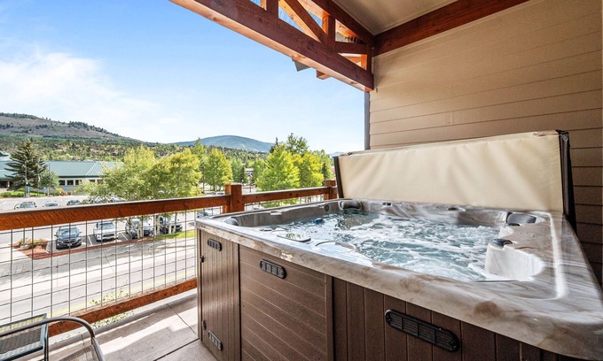 Willow Grove Condominio | New Listing! River's Edge Condo - Private Hot Tub - Deck - Ideal Location