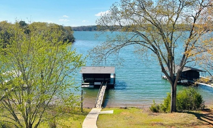 Anderson Casa | NEW LISTING Spacious 5-bedroom lakefront house in Anderson, 13 miles to Clemson