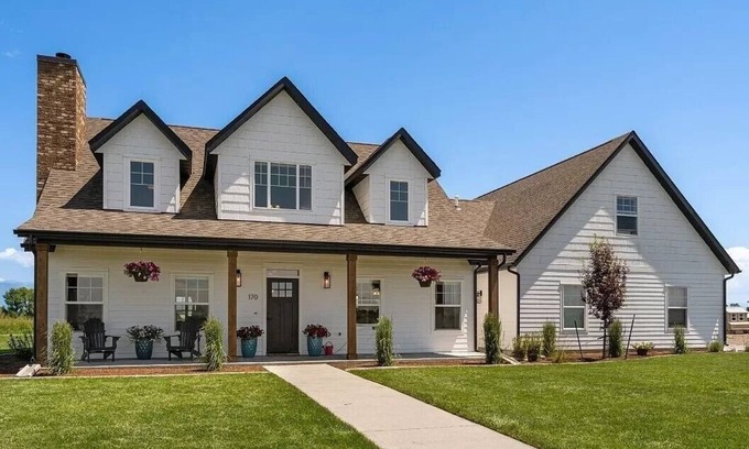 Manhattan Casa | New Listing! Spacious Manhattan home great for groups! Near Belgrade & Bozeman.