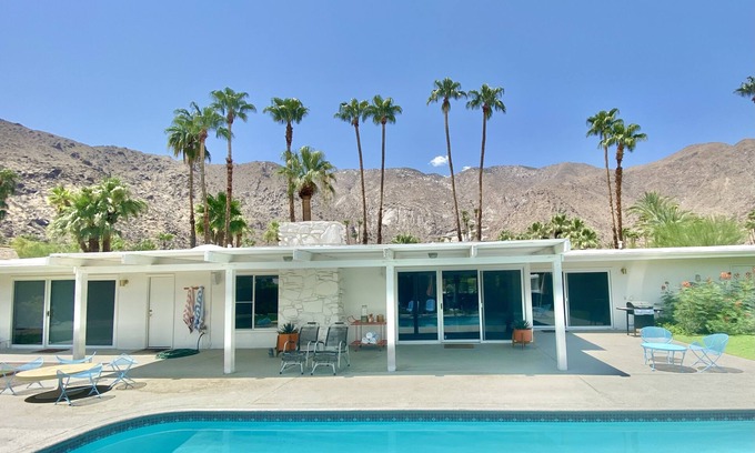Vista Las Palmas Casa | New Listing! Stunning Mountain Views and Easy Walk to Downtown