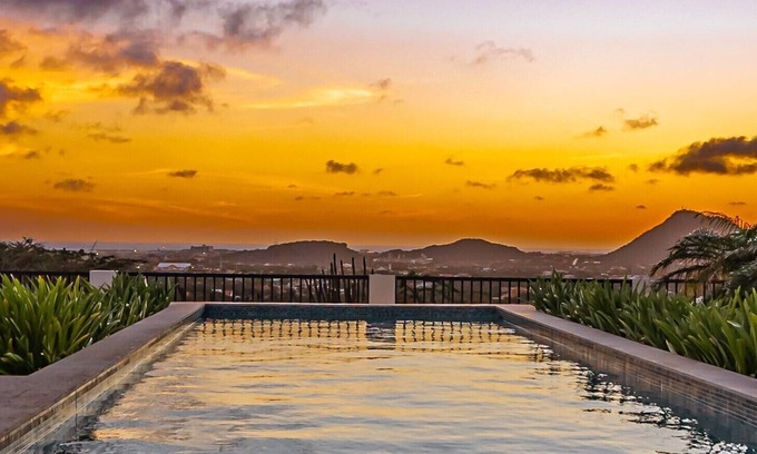 Santa Cruz Casa | *NEW Listing* STUNNING Scenic Views & Horizon Pool